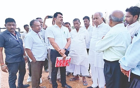 ಎಂಎಲ್ಸಿ ಎನ್.ಎಸ್.ಬೋಸರಾಜು ಅವರು ತುಂಗಭದ್ರಾ ಎಡದಂಡೆ ಮುಖ್ಯನಾಲೆ ಮೈಲ್ 69ರಲ್ಲಿ ನೀರಿನ ಗೇಜ್ ಪರಿಶೀಲಿಸಿ ಅಧಿಕಾರಿಗಳಿಂದ ಮಾಹಿತಿ ಪಡೆದರು.