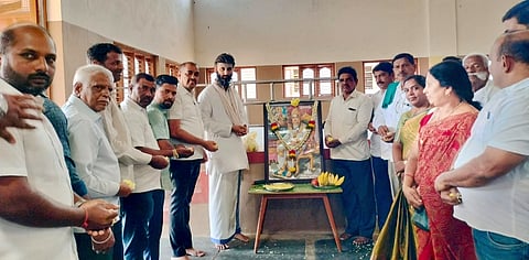  ನಗರದ ಸಮೀಪದಲ್ಲಿರುವ ಮಲ್ಲನಮೂಲೆ ಮಠದ ಆವರಣದಲ್ಲಿ 2026 ಬಸವ ಜಯಂತಿ ಆಚರಣೆ ಸಂಬಂಧ ಪೂರ್ವ ಸಭೆ ನಡೆಸಲಾಯಿತು.ಶ್ರೀ ಇಮ್ಮಡಿ ಸಿದ್ಧಲಿಂಗ ಸ್ವಾಮಿಗಳು, ಸಿಂಧುವಳ್ಳಿ ಕೆಂಪಣ್ಣ, ಕುರಹಟ್ಟಿ ಮಹೇಶ್, ಶಿವಪ್ಪ ದೇವರು, ಚೆನ್ನಪ್ಪ ಇತರರು ಇದ್ದರು. 