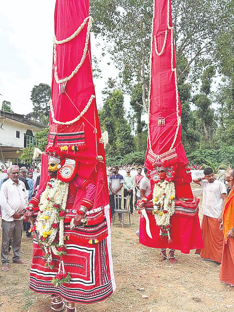ಹೊದವಾಡ ಗ್ರಾಮದ ಕಲ್ಯಾಟ ಹಬ್ಬದಲ್ಲಿ  ದೇವರ ಕೋಲ.