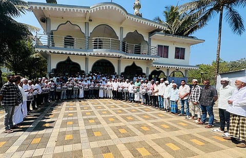 ಚೆರಿಯಪರಂಬು ದರ್ಗಾದ ವಾರ್ಷಿಕ ಮಖಾಂ ಉರೂಸ್ ಸಮಾರಂಭದ  ಪೋಸ್ಟರ್ ಅನ್ನು ರಫೀಕ್ ಸಖಾಫಿ  ಬಿಡುಗಡೆಗೊಳಿಸಿದರು.