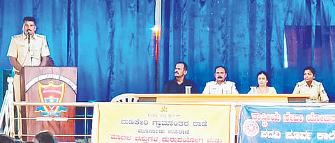 ಮೂರ್ನಾಡು ಪದವಿಪೂರ್ವ ಕಾಲೇಜಿನ ಎನ್‌ಎಸ್‌ಎಸ್ ಘಟಕ ಮತ್ತು ಗ್ರಾಮಾಂತರ ಪೊಲೀಸ್ ಠಾಣೆ ವತಿಯಿಂದ ಪದವಿಪೂರ್ವ ಕಾಲೇಜು ವಿದ್ಯಾರ್ಥಿಗಳಿಗೆ ಮಾದಕ ವಸ್ತುವಿನ ಬಳಕೆಯ ದುಷ್ಪರಿಣಾಮದ ಬಗ್ಗೆ  ದಿನೇಶ್ ಮಾತನಾಡಿದರು. ಗೋಪಾಲ್, ಪುಟ್ಟಮ್ಮ, ವೇಣು ಅಪ್ಪಣ್ಣ, ದೇವಕಿ ಇದ್ದರು.