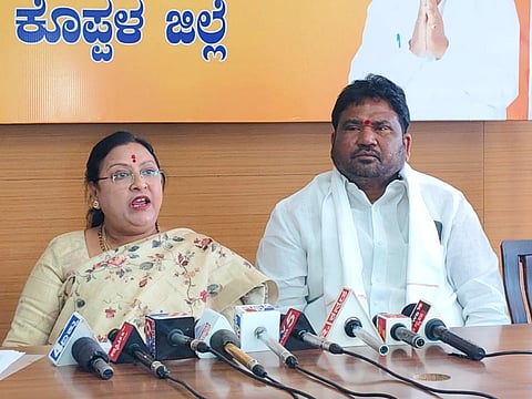 ಕೊಪ್ಪಳದ ಬಿಜೆಪಿ ಕಚೇರಿಯಲ್ಲಿ ನಡೆದ ಸುದ್ದಿ ಗೋಷ್ಠಿಯಲ್ಲಿ ವಿಪ ಸದಸ್ಯೆ ಹೇಮಲತಾ ನಾಯಕ ಮಾತನಾಡಿದರು. ಬಿಜೆಪಿ ಜಿಲ್ಲಾ ಅಧ್ಯಕ್ಷ ಬಸವರಾಜ ದಢೇಸುಗುರ, ಗೀತಾ ಮುತ್ತಾಳ ಇತರರಿದ್ದರು.