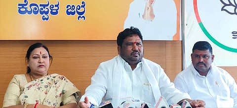 ಕೊಪ್ಪಳ ಸುದ್ದಿ ಗೋಷ್ಠಿಯಲ್ಲಿ ಬಿಜೆಪಿ ಜಿಲ್ಲಾ ಅಧ್ಯಕ್ಷ ಬಸವರಾಜ ದಢೇಸುಗುರ ಮಾತನಾಡಿದರು. ವಿಪ ಸದಸ್ಯೆ ಹೇಮಲತಾ ನಾಯಕ, ಗೀತಾ ಮುತ್ತಾಲ, ಗಣೇಶ ಹೊರ್ತಟ್ನಾಳ ಇತರರಿದ್ದರು.