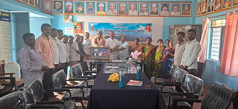 ಕೊಪ್ಪಳ ತಾಲೂಕಿನ ಹಲಗೇರಿ ಸರ್ಕಾರಿ ಶಾಲೆಗೆ 2 ಎಕರೆ ಭೂಮಿ ದಾನ ನೀಡಿದ ವಿರಾಪೂರದ ನಿಂಗಪ್ಪ ಉಳ್ಳಾಗಡ್ಡಿ ಅವರಿಗೆ ಶಾಲೆಯಿಂದ ಸನ್ಮಾನಿಸಿ ಗೌರವಿಸಲಾಯಿತು. ಶಾಲೆಯ ಮುಖ್ಯೋಪಾಧ್ಯಾಯ ಶಂಭುಲಿಂಗನಗೌಡ ಪಾಟೀಲ್​, ಪ್ರಾಥಮಿಕ ಶಾಲಾ ಶಿಕ್ಷಕರ ಸಂಘದ ಜಿಲ್ಲಾಧ್ಯಕ್ಷ ಶರಣಬಸನಗೌಡ ಪಾಟೀಲ್​, ಎಸ್​ಡಿಎಂಸಿ ಅಧ್ಯಕ್ಷ ನಾಗರಾಜ್​ ಓಜನಳ್ಳಿ ಇತರರಿದ್ದರು.
