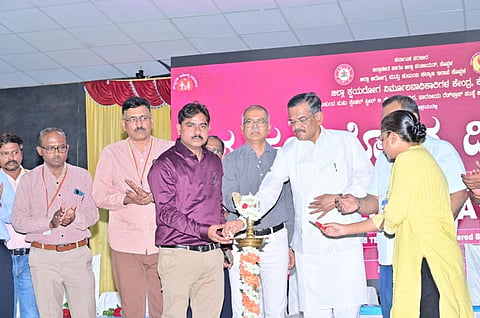 ಕೊಪ್ಪಳದಲ್ಲಿ ಹಮ್ಮಿಕೊಂಡಿದ್ದ ವಿಶ್ವ ಕ್ಷಯರೋಗ ದಿನಾಚರಣೆಯನ್ನು ಹಾಸ್ಯ ಕಲಾವಿದ ಗಂಗಾವತಿ ಪ್ರಾಣೇಶ ಉದ್ಘಾಟಿಸಿದರು. ಡಿಎಚ್​ಒ ಡಾ.ಟಿ.ಲಿಂಗರಾಜು, ಡಾ.ಶಶಿಧರ, ಡಾ.ನಂದಕುಮಾರ ಇದ್ದರು. 
