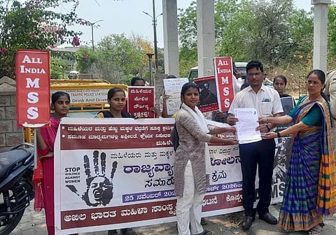 ವಿವಿಧ ಬೇಡಿಕೆ ಈಡೇರಿಕೆಗೆ ಒತ್ತಾಯಿಸಿ ಎಐಎಂಎಸ್​ಎಸ್​ ಜಿಲ್ಲಾ ಪದಾಧಿಕಾರಿಗಳು ಕೊಪ್ಪಳದಲ್ಲಿ ಡಿಯುಡಿಸಿ ಪಿಡಿ ಮಂಜುನಾಥ ಗುಂಡೂರು ಮೂಲಕ ಸರ್ಕಾಕ್ಕೆ ಮನವಿ ಸಲ್ಲಿಸಿದರು. ಎಐಎಂಎಸ್​ಎಸ್​ ಜಿಲ್ಲಾಧ್ಯೆ ಮಂಜುಳಾ ಮಜ್ಜಿಗಿ, ಶಾರದಾ ಹಾಗೂ ವಿದ್ಯಾರ್ಥಿನಿಯರಿದ್ದರು. 