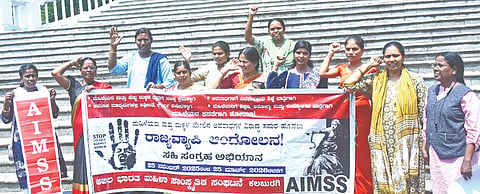 ಉದ್ಯೋಗ ಸ್ಥಳ, ಶಿಕ್ಷಣ ಸಂಸ್ಥೆಗಳಲ್ಲಿ ಮಹಿಳೆಯರ ಸಮಸ್ಯೆ ಪರಿಹಾರಕ್ಕೆ ಆಂತರಿಕ ದೂರು ಸಮಿತಿ ಖಾತ್ರಿಪಡಿಸುವುದೂ ಸೇರಿ ನಾನಾ ಬೇಡಿಕೆ ಈಡೇರಿಕೆಗೆ ಆಗ್ರಹಿಸಿ ಅಖಿಲ ಭಾರತ ಮಹಿಳಾ ಸಾಂಸ್ಕೃತಿಕ ಸಂಘಟನೆ ಜಿಲ್ಲಾ ಸಮಿತಿ ಕಾರ್ಯಕರ್ತೆಯರು ಕಲಬುರಗಿ ಡಿಸಿ ಕಚೇರಿ ಎದುರು ಬುಧವಾರ ಪ್ರತಿಭಟನೆ ನಡೆಸಿದರು. ಗುಂಡಮ್ಮ ಮಡಿವಾಳ, ಡಾ.ಸೀಮಾ ದೇಶಪಾಂಡೆ, ರಾಧಾ, ವಿಶಾಲಾಕ್ಷಿ, ಉಷಾ, ರಾಧಿಕಾ, ಶರಣಮ್ಮ ಇತರರಿದ್ದರು.