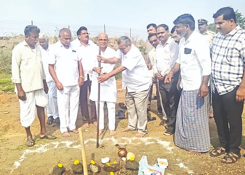 ಸೇಡಂ ತಾಲೂಕಿನ ಗಂಗಾರಾವಲಪಲ್ಲಿಯಲ್ಲಿ ಸೇತುವೆ ನಿರ್ಮಾಣ ಕಾಮಗಾರಿಗೆ ಸಚಿವ ಡಾ.ಶರಣಪ್ರಕಾಶ ಪಾಟೀಲ್​ ಚಾಲನೆ ನೀಡಿದರು. ಶಂಕರಭೂಪಾಲ ಪಾಟೀಲ್​, ನಾರಾಯಣರೆಡ್ಡಿ ಪಾಟೀಲ್​, ನಾರಾಯಣರೆಡ್ಡಿ ಇಟಕಾಲ, ನವೀನಕುಮಾರ ರೆಡ್ಡಿ ಇತರರಿದ್ದರು.