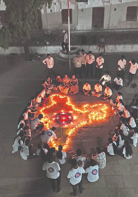 ಸಾವಳಗಿ (ಬಿ) ಗ್ರಾಮದಲ್ಲಿ ಶರಣಬಸವೇಶ್ವರ ವಿಜ್ಞಾನ ಮಹಾವಿದ್ಯಾಲಯದಿಂದ ಏರ್ಪಡಿಸಿದ್ದ ಎನ್​ಎಸ್​ಎಸ್​ ಶಿಬಿರದಲ್ಲಿ ದೀಪಗಳಲ್ಲಿ ಭಾರತದ ನಕಾಶೆ ಬಿಡಿಸಿ, ಸಾಮಾಜಿಕ ಸಮಸ್ಯೆಗಳ ಕುರಿತು ಜಾಗೃತಿ ಮೂಡಿಸಲಾಯಿತು.