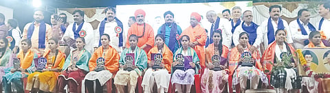 ಆಳಂದ ತಾಲೂಕಿನ ನರೋಣಾದಲ್ಲಿ ಹಮ್ಮಿಕೊಂಡಿದ್ದ ಬುದ್ಧ, ಬಸವ, ಅಂಬೇಡ್ಕರ್​ ಜಯಂತಿಯಲ್ಲಿ ಪ್ರತಿಭಾನ್ವಿತ ವಿದ್ಯಾರ್ಥಿಗಳನ್ನು ಸತ್ಕರಿಸಲಾಯಿತು. ಶ್ರೀ ನಿಜಗುಣಾನಂದ ಸ್ವಾಮೀಜಿ, ಶ್ರೀ ಗುರು ಮಹಾಂತ ಸ್ವಾಮೀಜಿ, ಡಿಜಿ ಸಾಗರ, ಶಿವಶಂಕರ ವಾಲಿ, ಎಸ್​.ಪಿ.ಸುಳ್ಳದ, ನಾಗಪ್ಪ ಕೋರೆ ಇತರರಿದ್ದರು.