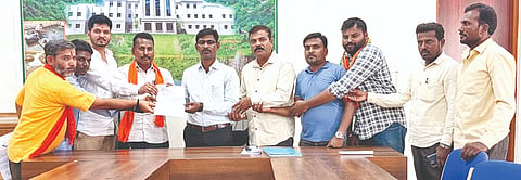  ಗೋವುಗಳ ಅಕ್ರಮ ಸಾಗಣೆ ತಡೆಯಬೇಕು, ಗೋ ಹತ್ಯೆ ನಿಷೇಧಿಸಬೇಕು ಎಂಬುದು ಸೇರಿ ವಿವಿಧ ಬೇಡಿಕೆ ಈಡೇರಿಕೆಗೆ ಒತ್ತಾಯಿಸಿ ಚಿಂಚೋಳಿಯಲ್ಲಿ ವಿಶ್ವ ಹಿಂದೂ ಪರಿಷತ್​, ಬಜರಂಗದಳ, ಗೋ ರಾ ಉತ್ತರ ಕರ್ನಾಟಕ ಸಂಟನೆಗಳಿಂದ ತಹಸೀಲ್ದಾರ್​ಗೆ ಮನವಿಪತ್ರ ಸಲ್ಲಿಸಲಾಯಿತು. ರೇವಣಸಿದ್ದಪ್ಪ ಮೋಘಾ, ವಿಜಯಕುಮಾರ ಚೆಂಗಟಿ, ಶರಣು ನಾಟೀಕಾರ, ಸಾವನ್​ ಕಲಬುರರ್ಗಿ, ನಿತೀನ ನಿರಾಳೆ ಇತರರಿದ್ದರು.