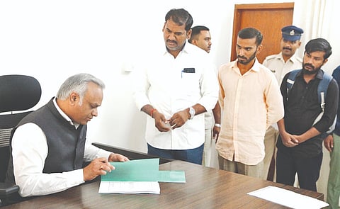 ಕಮಲಾಪುರದಲ್ಲಿ ವಿವಿಧ ಸರ್ಕಾರಿ ಕಚೇರಿಗಳು ಸ್ಥಾಪಿಸಬೇಕು, ಅಭಿವೃದ್ಧಿಗೆ ಹೆಚ್ಚಿನ ಆದ್ಯತೆ ನೀಡಬೇಕು ಎಂದು ಒತ್ತಾಯಿಸಿ ಕಾರ್ಮಿಕ ಮುಖಂಡ ಸುನೀಲ್​ ಮಾನ್ಪಡೆ ಅವರು ಬೆಂಗಳೂರಿನಲ್ಲಿ ಸಚಿವ ಪ್ರಿಯಾಂಕ್​ ರ್ಖಗೆಗೆ ಮನವಿಪತ್ರ ಸಲ್ಲಿಸಿದರು. ಸೋಮಶೇಖರ ಸಿಂಗೆ, ಮೈಲಾರಿ ದೊಡ್ಡಮನಿ, ಸತೀಶ ಹೋಟಕರ್​ ಇತರರಿದ್ದರು.