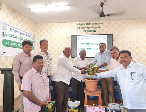 ಕೊಪ್ಪಳದಲ್ಲಿ ನಡೆದ ಮುಂಗಾರು ಬೀಜ ದಿನೋತ್ಸವ ಕಾರ್ಯಕ್ರಮವನ್ನು ರಾಯಚೂರು ಕೃಷಿ ವಿಜ್ಞಾನಗಳ ವಿವಿ ವ್ಯವಸ್ಥಾಪನಾ ಮಂಡಳಿ ಸದಸ್ಯ ತಿಮ್ಮಣ್ಣ ಚವಡಿ ಉದ್ಘಾಟಿಸಿದರು. ವಿವಿ ವಿಸ್ತರಣಾ ನಿರ್ದೇಶಕ ಡಾ. ಎ.ಆರ್​. ಕುರುಬರ, ಕೊಪ್ಪಳ ಕೃಷಿ ವಿಸ್ತರಣಾ ಶಿಕ್ಷಣ ಕೇಂದ್ರದ ವಿಸ್ತರಣಾ ಮುಂದಾಳು ಡಾ. ಬದರಿ ಪ್ರಸಾದ ಪಿ.ಆರ್​, ಬೀಜ ವಿಜ್ಞಾನಿ ಡಾ. ಹನುಮಂತಪ್ಪ ದಾಸರಹಳ್ಳಿ ಇದ್ದರು.