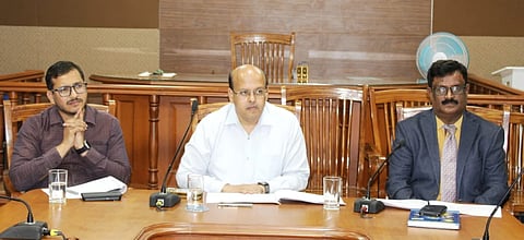 ಕೊಪ್ಪಳದಲ್ಲಿ ನಡೆದ ಮಹಿಳಾ ಮತ್ತು ಮಕ್ಕಳ ಅಭಿವೃದ್ಧಿ ಇಲಾಖೆ ಮಿಷನ್​ ಶಕ್ತಿ ಯೋಜನೆಯ ಪ್ರಗತಿ ಪರಿಶೀಲನಾ ಸಭೆಯಲ್ಲಿ ಡಿಸಿ ಡಾ. ಸುರೇಶ್​ ಬಿ. ಇಟ್ನಾಳ ಮಾತನಾಡಿದರು. ನ್ಯಾ. ಮಹಾಂತೇಶ ಎಸ್​. ದರಗದ, ಜಿಪಂ ಸಿಇಒ ವರ್ಣಿತ್​ ನೇಗಿ ಇದ್ದರು.