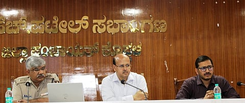 ಕೊಪ್ಪಳದಲ್ಲಿ ನಡೆದ ಬಕ್ರಿದ್ ಶಾಂತಿ ಸಭೆಯಲ್ಲಿ ಡಿಸಿ ಡಾ. ಸುರೇಶ ಬಿ. ಇಟ್ನಾಳ ಮಾತನಾಡಿದರು. ಎಸ್ಪಿ ಡಾ. ರಾಮ್ ಎಲ್. ಅರಸಿದ್ದಿ, ಜಿಪಂ ಸಿಇಒ ವರ್ಣಿತ್ ನೇಗಿ, ಎಎಸ್ಪಿ ಆರ್. ಹೇಮಂತಕುಮಾರ, ಎಸಿ ಕ್ಯಾ. ಮಹೇಶ ಇದ್ದರು.