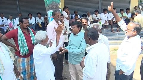ಕೊಪ್ಪಳ ತಾಲೂಕು ಒಕ್ಕಲುತನ ಹುಟ್ಟುವಳಿ ಮಾರಾಟ ಸಹಕಾರಿ ಸಂಘದ ಅಧಿಕಾರಿಯೊಂದಿಗೆ ವಾಗ್ವಾದಕ್ಕಿಳಿದ ರೈತರು.