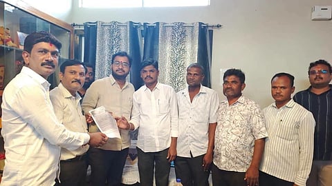 ಚಿಂಚೋಳಿ ಮತಕ್ಷೇತ್ರದ ರಟಕಲ್​ ಗ್ರಾಮದಲ್ಲಿ ಎಸ್​ಐಆರ್​ ಪ್ರಕ್ರಿಯೆ ಕುರಿತು ಶಾಸಕ ಡಾ.ಅವಿನಾಶ ಜಾಧವ್​ ಜಾಗೃತಿ ಮೂಡಿಸಿದರು. ಡಾ. ರೇವಣಸಿದ್ದಪ್ಪ, ಶ್ರೀಕಾಂತ ತಾಂಡೂರ, ಹಣಮಂತರಾವ ಆಡಕಿ, ಜಗನ್ನಾಥ ಮಗಿ ಇತರರಿದ್ದರು.