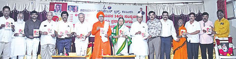 ಕಲಬುರಗಿಯಲ್ಲಿ ಶನಿವಾರ ನಡೆದ ಲಿಂಗಣ್ಣ ಸತ್ಯಂಪೇಟೆ ಸಂಸ್ಮರಣೆಯಲ್ಲಿ ಅಪ್ಪನ ಒಡನಾಟ ಕೃತಿಯನ್ನು ಬಿ.ಆರ್​.ಪಾಟೀಲ್​ ಬಿಡುಗಡೆ ಮಾಡಿದರು. ಶ್ರೀ ಮಹಾಂತ ಸ್ವಾಮೀಜಿ, ಎಸ್​.ಕೆ.ಕಾಂತಾ, ಡಾ.ವಿಲಾಸವತಿ ಖೂಬಾ, ಚನ್ನಾರಡ್ಡಿ ಪಾಟೀಲ್​, ಸಿದ್ಧರಾಮ ಹೊನ್ಕಲ್​, ರವೀಂದ್ರ ಶಾಬಾದಿ, ವಿಶ್ವಾರಾಧ್ಯ ಸತ್ಯಂಪೇಟೆ, ಡಾ.ಶಿವರಂಜನ್​, ಸಂತೋಷ, ಡಾ.ಸುಧಾಕರ ಇತರರಿದ್ದರು.