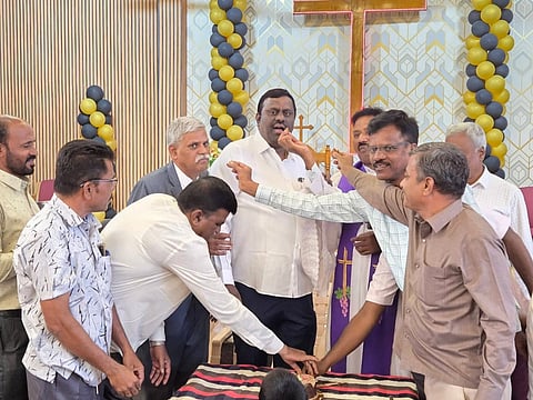 ಕೊಪ್ಪಳದ ಸಂತ ಫ್ರಾನ್ಸಿಸ್​ ಡಿ ಸೇಲ್ಸ್​ ಚರ್ಚ್​ನಲ್ಲಿ ಗುರುವಾರ ಕ್ರಿಸ್​ಮಸ್​ ಆಚರಣೆಯಲ್ಲಿ ಶಾಸಕ ರಾವೇಂದ್ರ ಹಿಟ್ನಾಳ ಭಾಗಿಯಾದರು. ಪಾಧರ್​ ಜೆ.ರವಿಕುಮಾರ್​,  ವಕೀಲರ ಸಂದ ಜಿಲ್ಲಾಧ್ಯಕ್ಷ ಎ.ವಿ.ಕಣವಿ, ವಿರುಪಣ್ಣ ನವೋದಯ ಇದ್ದರು. 