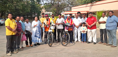 ಕೊಪ್ಪಳದಲ್ಲಿ ಗುರುವಾರ ಹಮ್ಮಿಕೊಂಡಿದ್ದ ಸೈಕಲ್​ ಯಾತ್ರೆಯಲ್ಲಿ ವಿಪ ಸದಸ್ಯೆ ಹೇಮಲತಾ ನಾಯಕ ಮಾತನಾಡಿದರು. ರಾಜ್ಯ ಸರ್ಕಾರಿ ನೌಕರರ ಸಂದ ಜಿಲ್ಲಾಧ್ಯಕ್ಷ ನಾಗರಾಜ ಜುಮ್ಮಣ್ಣವರ, ಕಾರ್ಯಾಧ್ಯಕ್ಷ ಬೀರಪ್ಪ ಅಂಡಗಿ, ಕ್ರೀಡಾ ಕಾರ್ಯದರ್ಶಿ ಶರಣಪ್ಪ ರಡ್ಡೇರ, ನಿರ್ದೇಶಕರಾದ ಪ್ರಾಣೇಶ ಪೂಜಾರ, ನಾಗರಾಜ ನಾಯಕ ಡೊಳ್ಳಿನ ಇದ್ದರು. 
