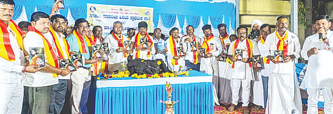 ಅಳವಂಡಿ ಸಮೀಪದ ಹಟ್ಟಿ ಗ್ರಾಮದ ಸಮಾಹಿಪ್ರಾ ಶಾಲೆಯಲ್ಲಿ ವಾರ್ಷಿಕೊತ್ಸವ ಕಾರ್ಯಕ್ರಮದಲ್ಲಿ ಸಾಹಿತಿ ಯಲ್ಲಪ್ಪ ಹರ್ನಾಳಗಿ ಅವರು ರಚಿಸಿದ ನಿನ್ನ ಮನೆಯ ಬಾಗಿಲಲ್ಲಿ ಪುಸ್ತಕ ಬಿಡುಗಡೆ ಮಾಡಲಾಯಿತು. ಕುರಿ ಉಣ್ಣೆ ನಿಗಮದ ಮಾಜಿ ಅಧ್ಯಕ್ಷ ವೈ.ಎನ್.ಗೌಡರ, ಪ್ರಮುಖರಾದ ಭರಮಪ್ಪ ನಗರ, ನೀಲಪ್ಪ ಕರಿಗಾರ, ತೋಟಪ್ಪ ಶಿಂಟ್ರ, ಹೊನ್ನಪ್ಪಗೌಡ, ಗುಡದಪ್ಪ ಇತರರಿದ್ದರು.