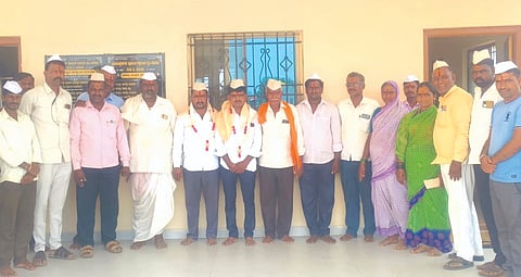 ಅರಟಾಳ ಗ್ರಾಮದ ಶ್ರೀ ಮಾಳಿಂಗೇಶ್ವರ ಪ್ರಾಥಮಿಕ ಕೃಷಿ ಪತ್ತಿನ ಸಹಕಾರ ಸಂಘಕ್ಕೆ ಅಧ್ಯಕ್ಷರಾಗಿ ಆಯ್ಕೆಯಾದ ರಂಗನಗೌಡ ಜಂಬಗಿ ಮತ್ತು ಉಪಾಧ್ಯಕ್ಷ ಮಲ್ಲಿಕಾರ್ಜುನ ತೆಲಸಂಗ ಅವರನ್ನು ಸನ್ಮಾನಿಸಲಾಯಿತು. ರಾಮಪ್ಪ ಪೂಜಾರಿ, ಮಲ್ಲಪ್ಪ ಪೂಜಾರಿ ಇತರರಿದ್ದರು.