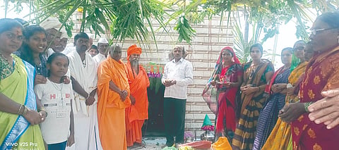 ಬಾಡಗಿಯಲ್ಲಿ ಶ್ರೀ ಅಮ್ಮಾಜೇಶ್ವರಿ ದೇವಸ್ಥಾನದಲ್ಲಿ ಮೂರ್ತಿ ಪ್ರತಿಷ್ಠಾಪನೆ ಮತ್ತು ಕಲಶಾರೋಹಣ ಕಾರ್ಯಕ್ರಮದಲ್ಲಿ ಸಿದ್ಧಲಿಂಗ ಸಾಧುಮಹಾರಾಜರು, ಜ್ಞಾನೇಶ್ವರ ಸ್ವಾಮೀಜಿ, ಮಹಾಂತೇಶ, ಚಂದ್ರಶೇಖರಯ್ಯ ಹಿರೇಮಠ, ಭೀಮಪ್ಪ ಕಾಂಬಳೆ ಇತರರಿದ್ದರು.