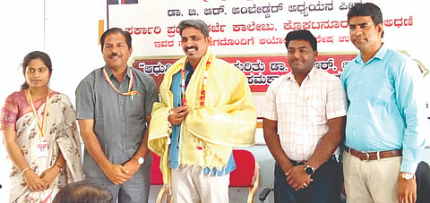 ಕೊಕಟನೂರ ಸರ್ಕಾರಿ ಪ್ರಥಮದರ್ಜೆ ಮಹಾವಿದ್ಯಾಲಯದಲ್ಲಿ ಹಮ್ಮಿಕೊಂಡಿದ್ದ ಕಾರ್ಯಾಗಾರದಲ್ಲಿ ಪ್ರೊ.ಅಶೋಕ ಡಿಸೋಜಾ ಅವರನ್ನು ಸನ್ಮಾನಿಸಲಾಯಿತು. ಡಾ.ಪ್ರಭಾಕರ ಖ್ಯಾಡಿ, ಕಪಿಲ ಕಾಂಬಳೆ, ಡಾ.ವಿದ್ಯಾಶ್ರೀ ಕೋಲಕಾರ ಇತರರಿದ್ದರು.