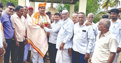 ಶೇಗುಣಸಿಯಿಂದ ಹಳಿಂಗಳಿ ತೋಟದವರೆಗಿನ ರಸ್ತೆ ನಿರ್ಮಾಣ ಕಾಮಗಾರಿ ಚಾಲನೆ ನೀಡಿದ ಚಿದಾನಂದ ಸವದಿ ಅವರನ್ನು ಗ್ರಾಮಸ್ಥರು ಸನ್ಮಾನಿಸಿದರು. ಈರಪ್ಪ ವಾಲಿ, ಕುಮಾರ ಗಸ್ತಿ, ದೇವಪ್ಪ ದೊಡವಾಡ, ಗೌಡಪ್ಪ ಅವಕನವರ ಇತರರಿದ್ದರು.