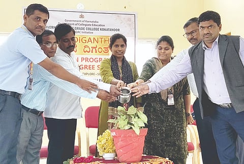 ಕೊಕಟನೂರ ಗ್ರಾಮದ ಸರ್ಕಾರಿ ಪ್ರಥಮ ದರ್ಜೆ ಮಹಾವಿದ್ಯಾಲಯದಲ್ಲಿ ಹಮ್ಮಿಕೊಂಡಿದ್ದ ಹೊಸದಿಗಂತ ಕಾರ್ಯಕ್ರಮವನ್ನು ಗಣ್ಯರು ಉದ್ಘಾಟಿಸಿದರು. ಮಹಾಂತೇಶ ಉಕ್ಕಲಿ, ದಯಾನಂದ ಎನ್.ಎಲ್., ವಿನೋದಕುಮಾರ ಮೇತ್ರಿ, ಡಾ.ವಿದ್ಯಾಶ್ರೀ ಕೋಲಕಾರ ಇತರರಿದ್ದರು.
