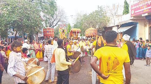 ಐಗಳಿ ಅಂಕಲಸಿದ್ಧೇಶ್ವರ ಜಾತ್ರೆ ಅಂಗವಾಗಿ ಬುಧವಾರ ಅದ್ದೂರಿಯಾಗಿ ಪಲ್ಲಕ್ಕಿ ಉತ್ಸವ ನಡೆಯಿತು.
