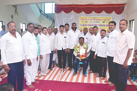 ಐನಾಪುರ ದಿ.ಕೃಷ್ಣಾ ಕಿತ್ತೂರ ಕೋ-ಆಪ್ ಕ್ರೆಡಿಟ್ ಸೊಸೈಟಿ ಕಾರ್ಯಾಲಯದಲ್ಲಿ ಅಧ್ಯಕ್ಷ ದೊಂಡಿರಾಮ ಪವಾರ ಅವರನ್ನು ಸನ್ಮಾನಿಸಲಾಯಿತು. ಕಲ್ಲಪ್ಪ ಕರಗಾರ, ವಿದ್ಯಾಧರ ಸುತಾರ, ಸಂಜಯ ಪಾಟೀಲ ಇತರರಿದ್ದರು.