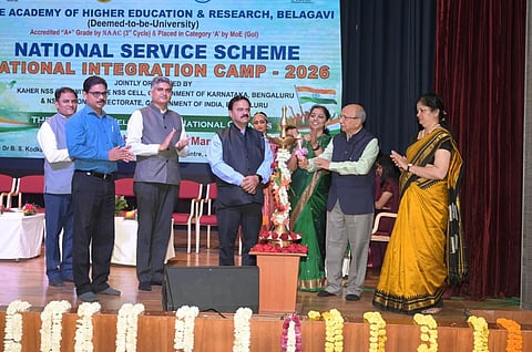 ನಗರದ ಜೆಎನ್‌ಎಂಸಿ ಆವರಣದಲ್ಲಿ ಮಂಗಳವಾರ ಆರಂಭವಾದ ರಾಷ್ಟ್ರೀಯ ಏಕೀಕರಣ ಶಿಬಿರವನ್ನು ಕೆಎಲ್ಇ ಅಕಾಡೆಮಿ ಆಫ್ ಹೈಯರ್ ಎಜುಕೇಷನ್ ಆ್ಯಂಡ್ ರಿಸರ್ಚನ್‌ನ ಯೋಜನಾಧಿಕಾರಿ ಡಾ.ವಿ.ಡಿ.ಪಾಟೀಲ ಉದ್ಘಾಟಿಸಿದರು. ಗಿರಿಧರ ಉಪಾಧ್ಯಾಯ, ಸಂತೋಷ ಎನ್., ಡಾ.ವಿ.ಎಂ.ಪಟ್ಟಣಶೆಟ್ಟಿ, ಡಾ.ಅಶ್ವಿನಿ ನರಸಣ್ಣವರ, ಡಾ.ಸಂದೀಪ ಸಾಗರೆ ಇತರರಿದ್ದರು.