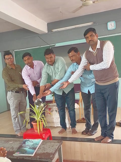 ಚಿಕ್ಕೋಡಿ ಸಿಎಲ್‌ಇ ಸಂಸ್ಥೆ ಪದವಿ ಕಾಲೇಜಿನಲ್ಲಿ ವಿಶೇಷ ಕಾರ್ಯಾಗಾರಕ್ಕೆ ಗಣ್ಯರು ಚಾಲನೆ ನೀಡಿದರು. ಎಸ್.ಎಸ್.ಮೆಟಗುಡ್ಡ ಧರೆಪ್ಪ ಬಾಗೆನ್ನವರ, ವಿಠ್ಠಲ ಖಾನುಗೋಳ, ಎಂ.ಎ.ಸನದಿ ಇತರರಿದ್ದರು.