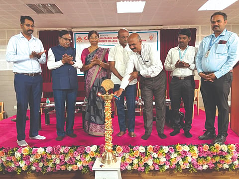 ಚಿಕ್ಕೋಡಿ ಪಟ್ಟಣದ ಬಸವಪ್ರಭು ಕೋರೆ ಕಲಾ, ವಿಜ್ಞಾನ ಮತ್ತು ವಾಣಿಜ್ಯ ಪದವಿ ಮಹಾವಿದ್ಯಾಲಯದಲ್ಲಿ ಹಮ್ಮಿಕೊಂಡಿದ್ದ ವಿಚಾರ ಸಂಕಿರಣವನ್ನು ಪ್ರೊ.ಎ.ಎಂ.ಗುರವ ಉದ್ಘಾಟಿಸಿದರು. ಪ್ರೊ.ಅಂಜನಾದೇವಿ ತಾಮ್ರಗುಂಡಿ, ಡಾ.ಬಿ.ಜಿ.ಕುಲಕರ್ಣಿ, ಮಹೇಶ ಭಾತೆ, ಲಕ್ಷ್ಮಿಕಾಂತ ನಾಯಕ, ಶಾಂತಿನಾಥ ಬೋಸುಗೆ ಇತರರಿದ್ದರು.