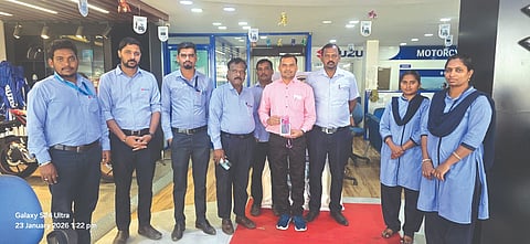ಚಿಕ್ಕೋಡಿಯ ಮಹಾಲಕ್ಷ್ಮಿ ಸುಜೂಕಿ ಶೋರೂಂನಲ್ಲಿ ಲಕ್ಕಿ ಡ್ರಾ ವಿಜೇತ ಅಕ್ಕೋಳ ಗ್ರಾಮದ ಪುಂಡಲೀಕ ಮಾನೆ ಅವರಿಗೆ ಐಪೋನ್ ಉಡುಗೊರೆ ವಿತರಿಸಲಾಯಿತು. ರವಿ ಪೋತದಾರ, ರೋಹಣ ಗಳತಗೆ, ಗಂಗಾಧರ ಬಾಂಗೆ, ಪುಷ್ಪಾಂಜಲಿ ಬಸ್ತವಾಡೆ, ಸುವರ್ಣಾ ಪೂಜಾರಿ ಇತರರಿದ್ದರು.