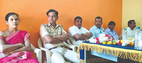 ಮೋದಗಾ ಗ್ರಾಮದ ಭಾವೇಶ್ವರಿ ದೇವಿ ಜಾತ್ರೆಯ ಪೂರ್ವಭಾವಿ ಸಭೆಯಲ್ಲಿ ತಹಸೀಲ್ದಾರ್ ಬಲರಾಮ ಕಟ್ಟಿಮನಿ ಮಾತನಾಡಿದರು. ಜಾವೇದ ಮುಷಾಪುರಿ, ಸ್ಮಿತಾ ಕೋಕಿತಕರ, ಸಂತೋಷ ಕಬ್ಬಗೋಳ ಇತರರಿದ್ದರು.