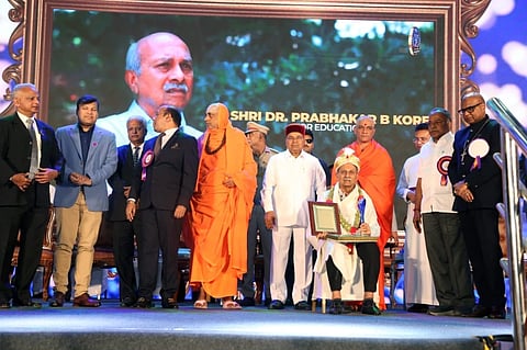 ಬೆಂಗಳೂರಿನಲ್ಲಿ ಈಚೆಗೆ ನಡೆದ ವ್ಯಾಪ್ಸ್ ಅಕ್ಷಯ ಫೌಂಡೇಷನ್ ಟ್ರಸ್ಟ್ ಬೆಳ್ಳಿಹಬ್ಬದಲ್ಲಿ ಡಾ.ಪ್ರಭಾಕರ ಕೋರೆ ಅವರಿಗೆ ವ್ಯಾಪ್ಸ್ ಗ್ರೂಪ್ ವಿದ್ಯಾವಾರೇಣ್ಯ ಪ್ರಶಸ್ತಿ ಪ್ರದಾನ ಮಾಡಲಾಯಿತು. ಶಿವರಾತ್ರಿ ದೇಶೀಕೇಂದ್ರ ಸ್ವಾಮೀಜಿ, ನಿರ್ಮಲಾನಂದ ಸ್ವಾಮೀಜಿ ಇತರರಿದ್ದರು.