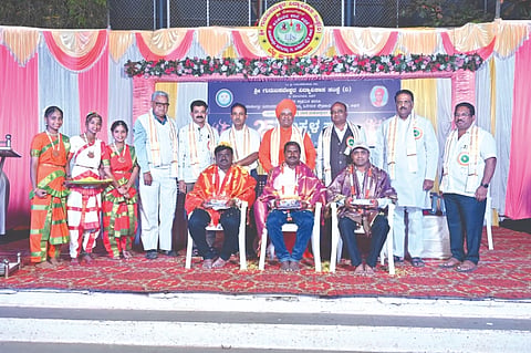 ಅಥಣಿ ಮೋಟಗಿಮಠದ ಗುರುಬಸವೇಶ್ವರ ವಿದ್ಯಾವಿಕಾಸ ಸಂಸ್ಥೆಯ ಅನಿಕೇತನ ಶಾಲೆಯಲ್ಲಿ ಹಮ್ಮಿಕೊಂಡಿದ್ದ ಮಕ್ಕಳ ಹಬ್ಬ ಕಾರ್ಯಕ್ರಮದಲ್ಲಿ ಗಣ್ಯರನ್ನು ಸನ್ಮಾನಿಸಲಾಯಿತು. ಪ್ರಭುಚನ್ನಬಸವ ಸ್ವಾಮೀಜಿ, ಗಜಾನನ ಮಂಗಸೂಳಿ, ಕೆ.ಎ.ವನಜೋಳ, ಮುರುಗೇಶ ಬಾನಿ, ಅಶೋಕ ಹೊಸೂರ ಇತರರಿದ್ದರು.
