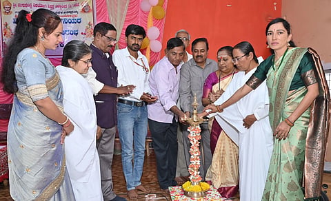 ಅಥಣಿಯ ಮುರುಘೇಂದ್ರ ಶಿವಯೋಗಿ ವಿಶ್ವಸ್ಥ ವಿದ್ಯಾಪೀಠದ ಮಹಿಳಾ ಕಾಲೇಜಿನಲ್ಲಿ ಹಮ್ಮಿಕೊಂಡಿದ್ದ ಕಾರ್ಯಕ್ರಮವನ್ನು ಗಣ್ಯರು ಉದ್ಘಾಟಿಸಿದರು. ಮಲ್ಲಿಕಾರ್ಜುನ ಗಂಗಾಧರ, ಎಂ.ಪಿ.ಮೇತ್ರಿ, ಬ್ರಹ್ಮಕುಮಾರಿ ತುಳಸಾ ಇತರರಿದ್ದರು.