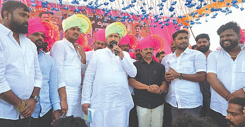 ಬಡಚಿ ಗ್ರಾಮದಲ್ಲಿ ಚಿದಾನಂದ ಸವದಿ ಜನ್ಮದಿನದ ನಿಮಿತ್ತ ಹಮ್ಮಿಕೊಂಡಿದ್ದ ಜೋಡೆತ್ತಿನ ಚಕ್ಕಡಿ ಶರ್ಯತ್ತಿನ ಉದ್ಘಾಟನೆ ಕಾರ್ಯಕ್ರಮದಲ್ಲಿ ಶಾಸಕ ಲಕ್ಷ್ಮಣ ಸವದಿ ಮಾತನಾಡಿದರು. ಚಿದಾನಂದ ಸವದಿ, ಮಹಾದೇವ ಬಿಳಿಕುರಿ, ಸುರೇಶ ಗುಳಪ್ಪನವರ, ಶಂಕರ ಗಡದೆ ಇತರರಿದ್ದರು.