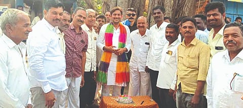 ಅಡಹಳಿಯಲ್ಲಿ ಚಿದಾನಂದ ಸವದಿ 40ನೇ ಜನ್ಮದಿನ ಆಚರಿಸಲಾಯಿತು. ಶಿವು ಗುಡ್ಡಾಪುರ, ಪ್ರಕಾಶ ಪೂಜಾರಿ, ಮಹಾದೇವ ಹಿಪ್ಪರಗಿ, ಸೂರ್ಯಕಾಂತ ಡಂಬಳಕರ ಇತರರಿದ್ದರು.