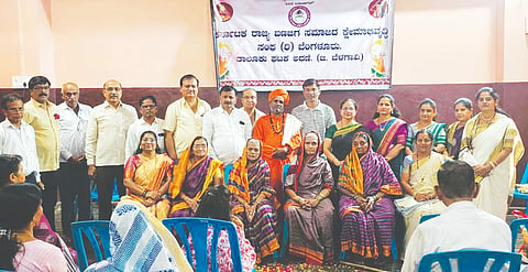 ಅಥಣಿ ಶೆಟ್ಟರಮಠದಲ್ಲಿ ಹಿರಿಯರನ್ನು ಸನ್ಮಾನಿಸಲಾಯಿತು. ಮರುಳಸಿದ್ಧ ಸ್ವಾಮೀಜಿ, ಬಸವರಾಜ ಮಂಗಸೂಳಿ, ಸಿದ್ದಪ್ಪ ಮಹಾಜನ, ಅಕ್ಷಯ ಬುರ್ಲಿ, ಸಂಗಪ್ಪ ಉಣ್ಣಿ, ಪೂರ್ಣಿಮಾ ಪಾಂಗಿ ಇತರರಿದ್ದರು.