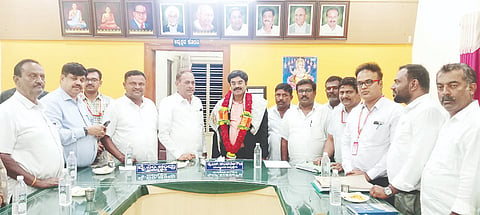 ಬನ್ನೂರಿನ ಸಮೀಪದ ಯಾಚೇನಹಳ್ಳಿ ಗ್ರಾಮದ ಪ್ರಾಥಮಿಕ ಕೃಷಿ ಪತ್ತಿನ ಸಹಕಾರ ಸಂಘಕ್ಕೆ ಪರಿಶೀಲನೆಗಾಗಿ ಭೇಟಿ ನೀಡಿದ್ದ ಸಹಕಾರಿ ನಿಬಂಧಕ ಡಾ.ವೆಂಕಟೇಶ್ ಅವರನ್ನು ವೈ.ಎನ್.ಶಂಕರೇಗೌಡ ಸನ್ಮಾನಿಸಿದರು. ಪಿ.ಶಶಿಧರ್, ಬಲ್ಲೇನಹಳ್ಳಿ ಶಂಕರ್, ಕಾರ್ಯನಿರ್ವಹಣಾಧಿಕಾರಿ ವೈ.ಕೆ. ಕ್ಯಾತೇಗೌಡ ಮತ್ತಿತರರಿದ್ದರು.