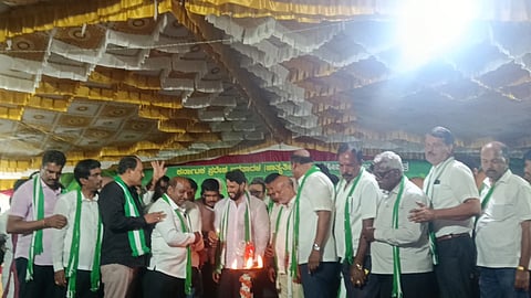 ಬನ್ನೂರಿನಲ್ಲಿ ಆಯೋಜಿಸಿದ್ದ ಜನರೊಂದಿಗೆ ಜನತಾದಳ ಕಾರ್ಯಕ್ರಮವನ್ನು ನಿಖಿಲ್ ಕುಮಾರಸ್ವಾಮಿ ಉದ್ಘಾಟಿಸಿದರು. ಸಾ.ರಾ. ಮಹೇಶ್, ಎಂ.ಅಶ್ವಿನ್‌ಕುಮಾರ್, ಮಹದೇವ, ಹರೀಶ್‌ಗೌಡ ಇದ್ದರು.