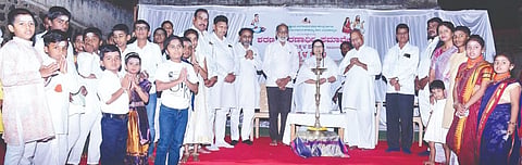ಬಸವಕಲ್ಯಾಣದ ಹರಳಯ್ಯನವರ ಗವಿಯಲ್ಲಿ ಭಾನುವಾರ ಸಂಜೆ ಆಯೋಜಿಸಿದ್ದ ಶರಣು ಶರಣಾರ್ಥಿ ಸಮಾವೇಶ ಹಾಗೂ ಮಕ್ಕಳ ಕೂಟ ಕಾರ್ಯಕ್ರಮವನ್ನು ಮಾಜಿ ಸಂದಸ ಬಸವರಾಜ ಪಾಟೀಲ ಸೇಡಂ ಉದ್ಘಾಟಿಸಿದರು. ಪೂಜ್ಯ ಡಾ.ಗಂಗಾಂಬಿಕಾ ಅಕ್ಕ, ಮಾಧವರಾವ ಪಾಟೀಲ ಟಾಕಳಿಕರ, ಅಮರನಾಥ ಸೋಲಪುರೆ, ವಿಜಯಕುಮಾರ ಹತ್ತೂರೆ, ನಾಂದೇಡದ ಪ್ರೊ.ಶೇಷವರಾವ ಸೇಟೆ, ರೇಣುಕಾ ಹೋಗ್ತಾಪುರೆ ಹಾಗೂ ಮಕ್ಕಳು ಇದ್ದರು.