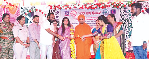  ಬಸವಕಲ್ಯಾಣ ತಾಲೂಕಿನ ಯರಬಾಗದ ನೀಲಗಂಗಾ ಆಯುರ್ವೇದಿಕ ಮೆಡಿಕಲ್​ ಕಾಲೇಜು ಆವರಣದಲ್ಲಿ ಶನಿವಾರ ಆಯೋಜಿಸಿದ್ದ  ನಾನೂ ಅಕ್ಕ ಪಡೆ ಮಹಿಳೆಯರ ರಕ್ಷಣೆ ನಮ್ಮ ಆದ್ಯತೆ ಜಾಗೃತಿ ಹಾಗೂ ಉಚಿತ ಆರೋಗ್ಯ ತಪಾಸಣೆ ಶಿಬಿರವನ್ನು ಅಕ್ಕಪಡೆ ಕರ್ನಾಟಕ ರಾಜ್ಯ ಸಂಯೋಜಕಿ ಶೈನಿ ಪ್ರದಿಪ ಗುಂಟಿ ಉದ್ಘಾಟಿಸಿದರು. ಶ್ರೀ ಡಾ.ಅಭಿನವ ಘನಲಿಂಗ ರುದ್ರಮುನಿ ಶಿವಾಚಾರ್ಯರು, ಡಾ.ಅನಿತಾ ಮಹಾಜನ, ವಿಜಯಲಕ್ಷ್ಮೀ  ಹೂಗಾರ ಇತರರಿದ್ದರು.