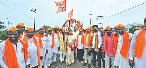 ಶ್ರಾವಣ ಮಾಸ ನಿಮಿತ್ತ ಬಸವಕಲ್ಯಾಣದಲ್ಲಿ ಮಂಗಳವಾರ ಜರುಗಿದ ಕಾವಡ ಯಾತ್ರೆಯಲ್ಲಿ ಮಾಜಿ ಶಾಸಕ ಮಲ್ಲಿಕಾರ್ಜುನ, ಶೀತಲ್​ ಖೂಬಾ,  ಜೆಡಿಎಸ್​ ತಾಲೂಕು ಅಧ್ಯಕ್ಷ ವಾಲ್ಮೀಕ ಖನಕೂರೆ, ಸುಮಿತ ಶಿವಣಗೆ, ಹುಲೆಪ್ಪ ದೇಗಲೂರೆ ಇತರರಿದ್ದರು.