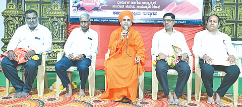 ಶ್ರಾವಣ ಮಾಸ ನಿಮಿತ್ತ  ಬಸವಕಲ್ಯಾಣ ಸಂಸ್ಥಾನ ಗವಿಮಠದಲ್ಲಿ ಆಯೋಜಿಸಿದ್ದ ಶ್ರೀ ಘನಲಿಂಗ ರುದ್ರಮುನಿ ಶಿವಾಚಾರ್ಯರ ಧಾರ್ಮಿಕ ಹಾಗೂ ಆಧ್ಯಾತ್ಮಿಕ ಸಂದೇಶ ಕುರಿತ ಉಪನ್ಯಾಸ ಮಾಲೆ ಕಾರ್ಯಕ್ರಮದದಲ್ಲಿ ಶ್ರೀ ಡಾ.ಅಭಿನವ ಘನಲಿಂಗ ರುದ್ರಮುನಿ ಶಿವಾಚಾರ್ಯರು ಮಾತನಾಡಿದರು. ಪ್ರಾಚಾರ್ಯ ಸೂರ್ಯಕಾಂತ ಶೀಲವಂತ, ಲೋಕೇಶ ಸ್ವಾಮಿ, ರಾಮಶೆಟ್ಟಿ ಬಿರಾದಾರ, ಸಂಜುಕುಮಾರ ಜಾಧವ ಇದ್ದರು.