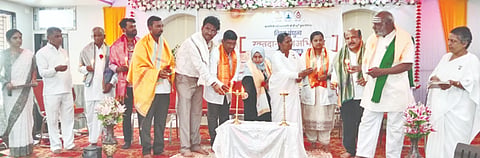 ಬಸವಕಲ್ಯಾಣದ ಶುಭ ಮಂಗಲ ಕಾರ್ಯಾಲಯದಲ್ಲಿ ಸೋಮವಾರ ರಾಜಯೋಗಿನಿ ದಾದಿ ಪ್ರಕಾಶಮಣಿ ಜೀ ಪುಣ್ಯಸ್ಮ$ತಿ ನಿಮಿತ್ತ ಆಯೋಜಿಸಿದ ವಿಶ್ವ ಬಂಧುತ್ವ ರಕ್ತದಾನ ಶಿಬಿರವನ್ನು ಶ್ರೀಮಂತ ಮಹಾಜನ ಉದ್ಘಾಟಿಸಿದರು. ಬಿ.ಕೆ. ಪಾರ್ವತಿ, ಕಲ್ಯಾಣರಾವ ಶಿವಣಕರ, ಡಾ. ಖುರಾತುಲಾ ಇತರರಿದ್ದರು.